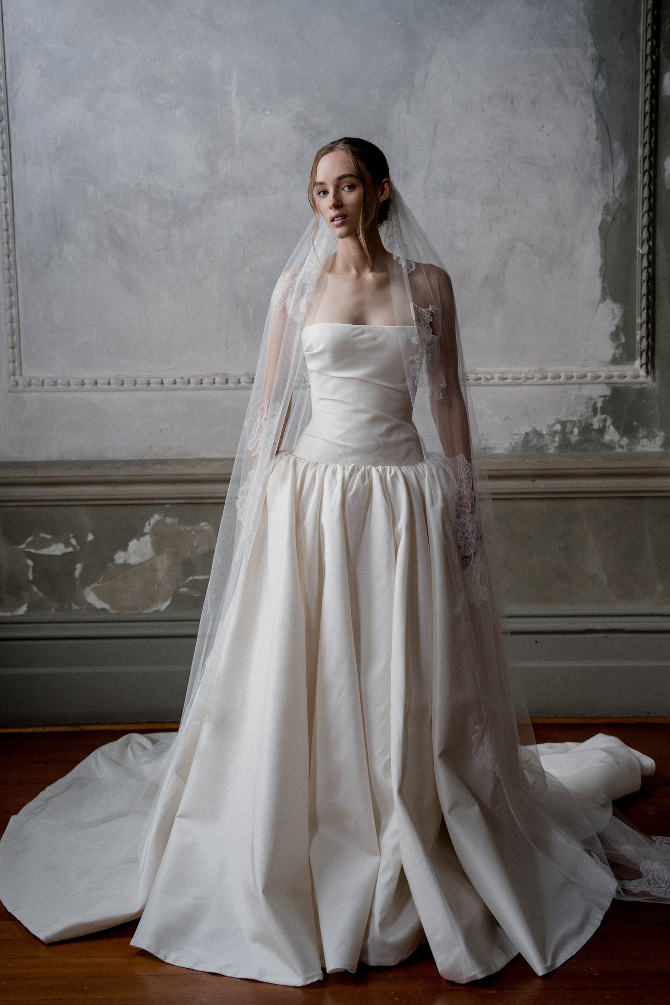 N12 - LACE APPLIQUE VEIL