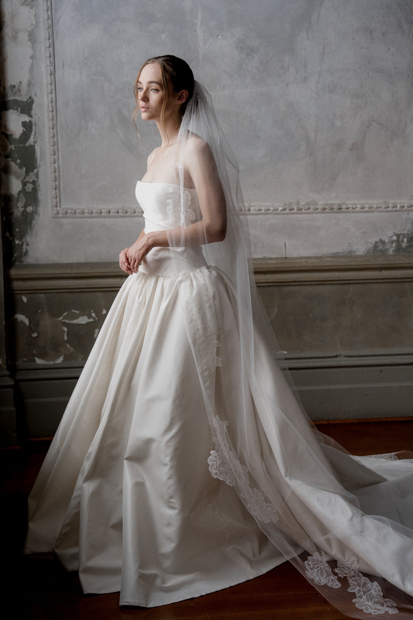 N12 - LACE APPLIQUE VEIL