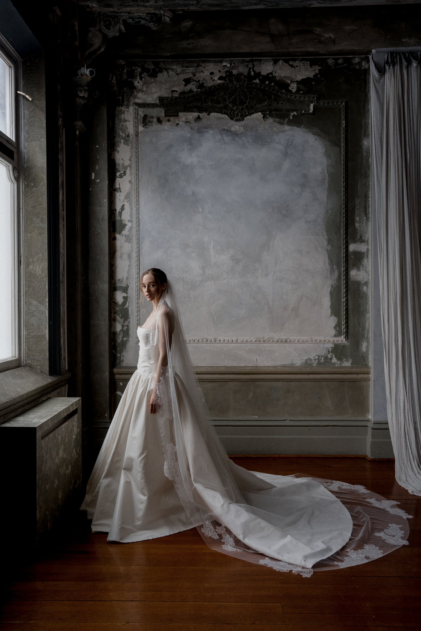 N12 - LACE APPLIQUE VEIL
